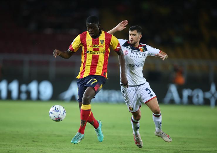 Dragusin in campo con la maglia del Genoa - Foto ANSA - Dotsport.it