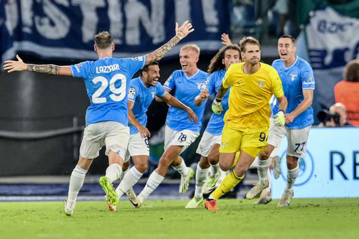 Provedel e i compagni che festeggiano - Foto ANSA - Dotsport.it