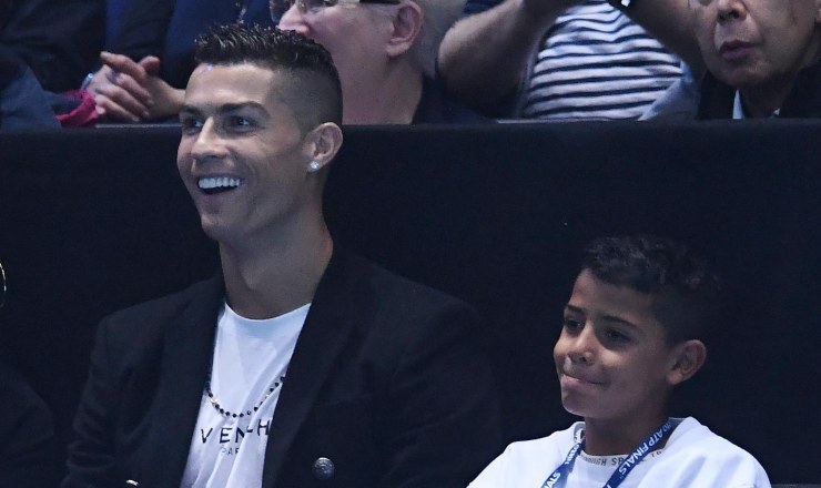 Cristiano jr sulle orme di papà Cristiano: nuovo numero sette dell'Al Nassr.