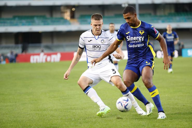 Hien con la maglia del Verona - Foto ANSA - Dotsport.it