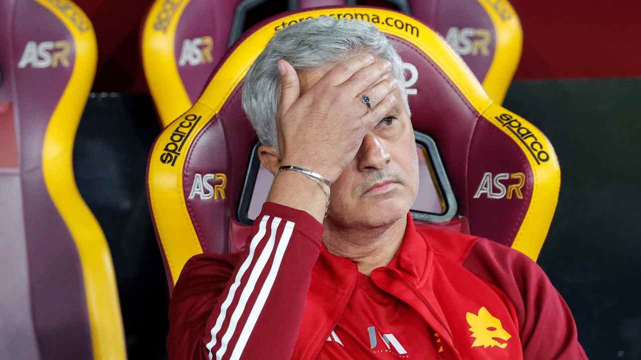Josè Mourinho affranto in panchina - Foto ANSA - Dotsport.it