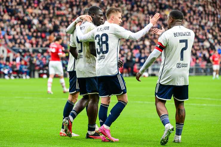 L'Ajax festeggia una rete nell'ultimo match di Eredevisie contro il PSV - Foto ANSA - Dotsport.it