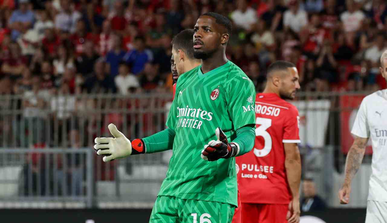 Maignan incredulo: il Milan lo beffa.