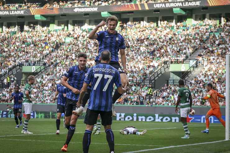 Scalvini festeggia la rete segnata a Lisbona in Europa League - foto ANSA - Dotsport.it