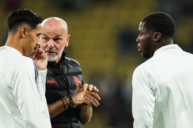 Stefano Pioli a colloquio con i giocatori prima della gara di Champions League contro il Borussia Dortmund - Foto ANSA - Dotsport.it