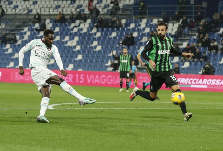 Dia a segno con la maglia della Salernitana - Foto ANSA - Dotsport.it