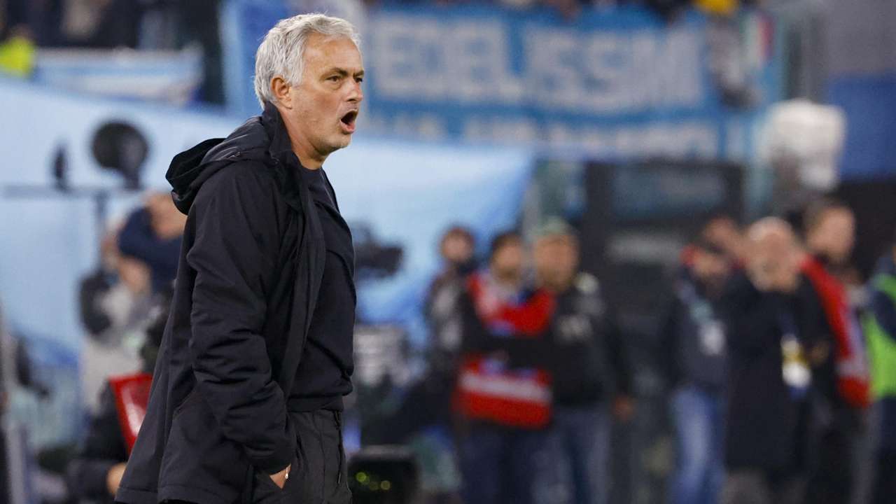 Josè Mourinho nel derby con la Lazio - Foto ANSA - Dotsport.it