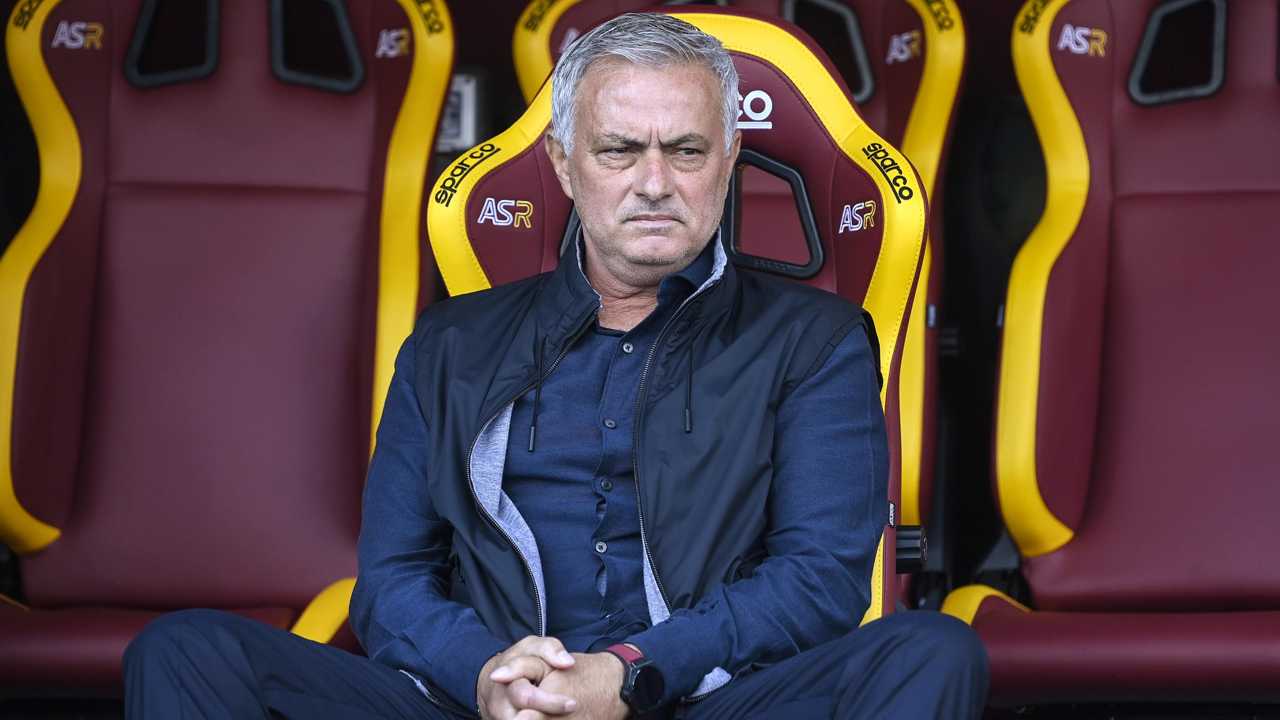 José Mourinho seduto in panchina - Foto ANSA - Dotsport.it