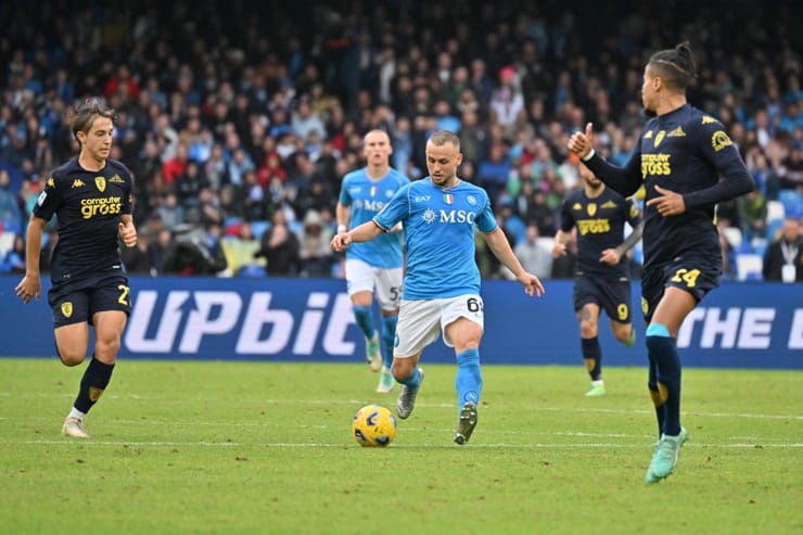 Lobotka con la maglia del Napoli - Foto ANSA - Dotsport.it