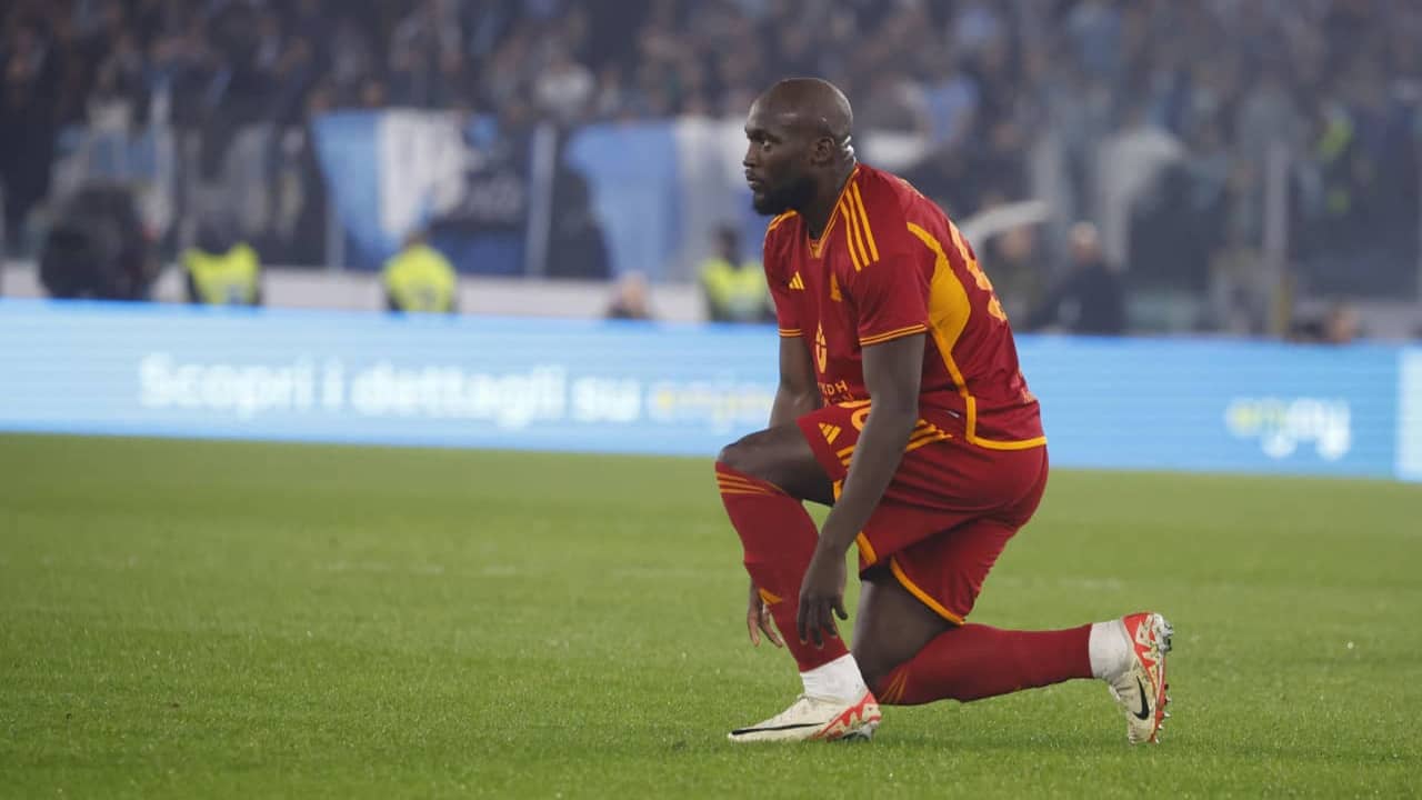 Romelu Lukaku alla fine del suo primo derby con la maglia della Roma - Foto ANSA - Dotsport.it