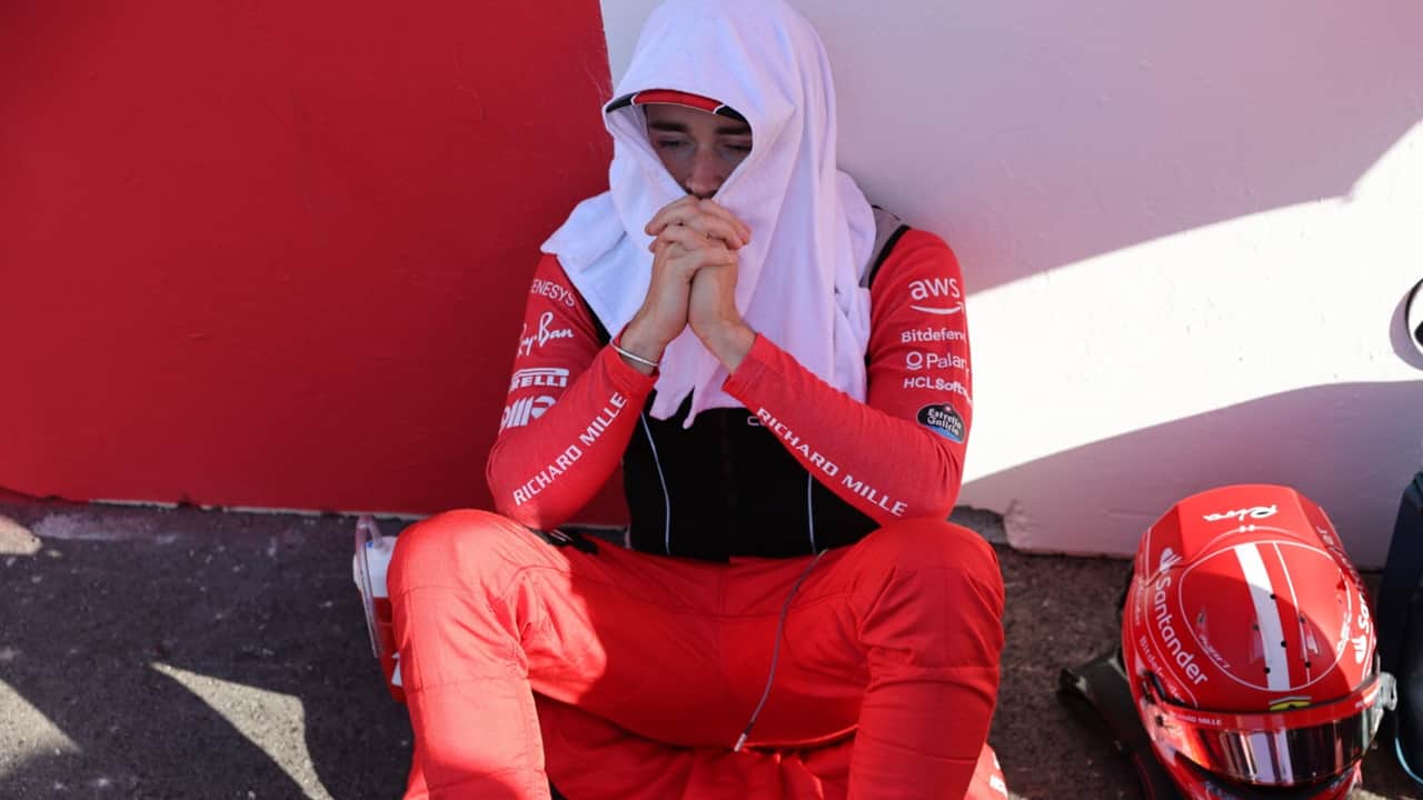 Leclerc, pilota della Ferrari, a bordo pista in preghiera - Foto ANSA - Dotsport.it