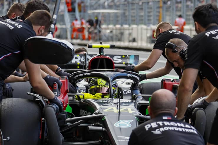 Lewis Hamilton fermo ai box con la scuderia Mercedes - Foto ANSA - Dotsport.it
