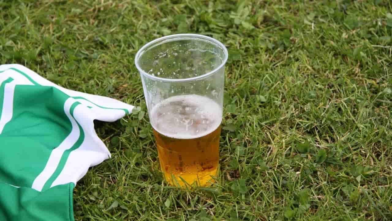 Un bicchiere di birra in un campo da calcio - Fonte Depositphotos - Dotsport.it