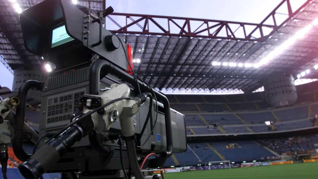 Una telecamera posizionata in attesa di trasmettere in diretta una gara di Serie A da San Siro - Foto ANSA - Dotsport.it