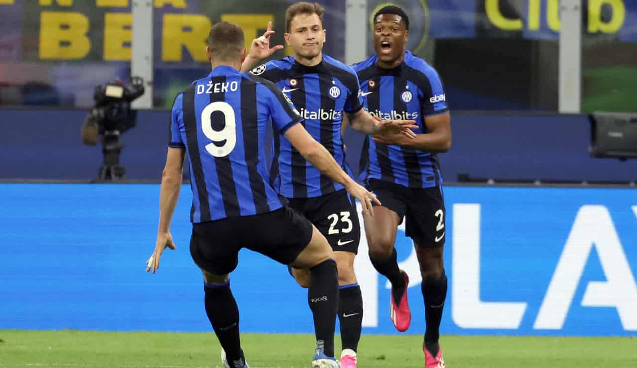 Edin Dzeko a segno con la maglia dell'Inter - Foto ANSA - Dotsport.it
