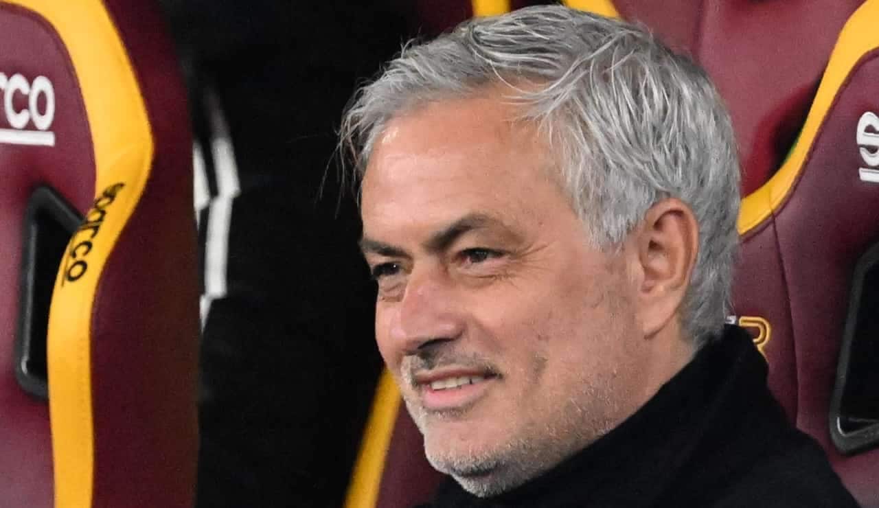 José Mourinho sorridente in panchina - Foto ANSA - Dotsport.it