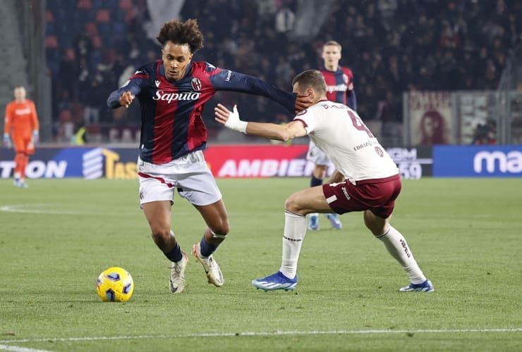Joshua Kirkzee con la maglia del Bologna - Foto ANSA - Dotsport.it
