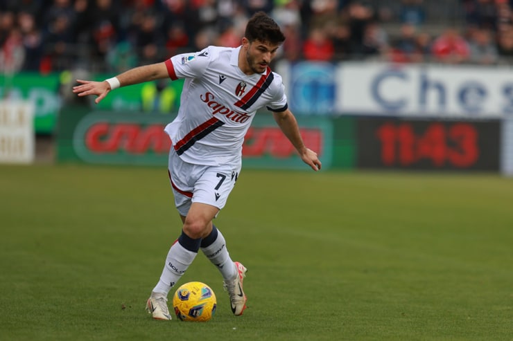 Riccardo Orsolini na partida entre Cagliari e Bologna - Foto de ANSA - Dotsport.it