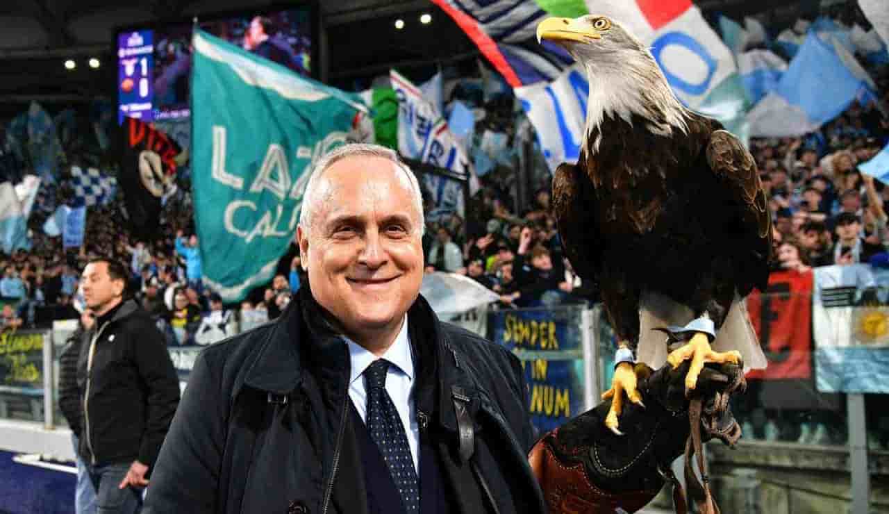 Il presidente della Lazio Claudio Lotito sotto la curva dei tifosi - Foto ANSA - Dotsport.it