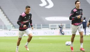 Cristiano Ronaldo e Federico Chiesa durante il riscaldamento - Foto Lapresse - Dotsport.it