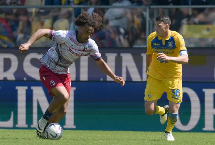 Joshua Kirkzee in campo con la maglia del Bologna - Foto Lapresse - Dotsport.it