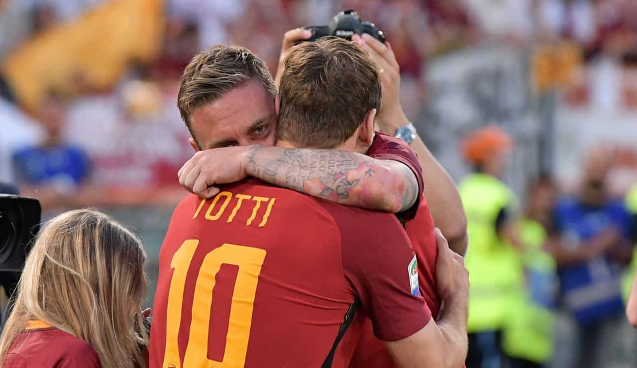 Daniele De Rossi e Francesco Totti si abbracciano - Foto Lapresse - Dotsport.it